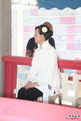 组图：刘家良遗体火化 翁静晶灵前掩脸痛哭