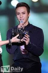 组图：韩团BEAST时隔1年回归开唱 献新曲首舞台