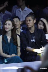 组图：任重张俪同座交流少 被要求合影双双婉拒