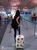 组图：童瑶休闲潮装现身机场 黑超扮酷潮范儿十足