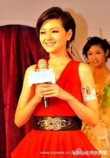 高清组图：大S短发红裙出席代言 新造型成熟优雅