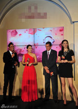 组图：章子怡红裙亮相品牌活动尽显优雅