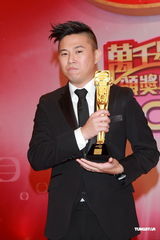 组图：欧阳靖获飞跃进步男艺员奖领奖落泪