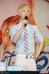 组图：Henry出专辑会粉丝 陪“老婆”过情人节