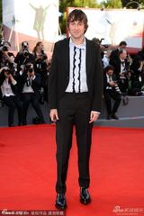 组图：艺术家弗朗西斯科-韦佐利乱发造型亮相