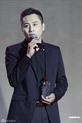 组图：孙悦现身慈善盛典被错认 窦骁刘烨同席零交流