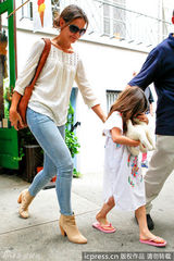 组图：凯蒂带女儿散心 苏瑞民族风装扮怒对镜头