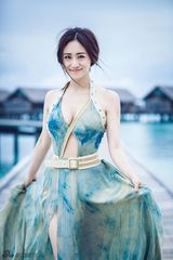 组图：刘芸海外性感写真露美腿大展好身材