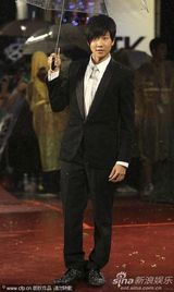 高清组图：金曲奖红毯星光熠熠 那英躲雨不顾形象