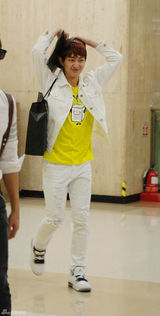 组图：SHINee温流泰民机场时尚主打自然风