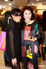 《至八画展》开幕明星捧场 郑裕玲愿画裸体耀祥