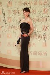 幻灯图：赵柯空降上海电影节 半露香肩展东方风韵 