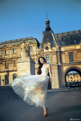 组图：吴佩慈受邀巴黎高定秀 蕾丝裙飘逸似仙子