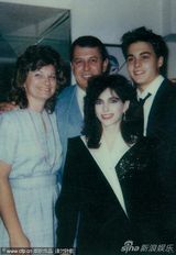 组图：德普30年前结婚照曝光 被亲友塞蛋糕整惨