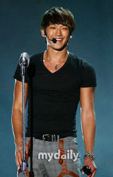 组图：宝儿张靓颖唱响首尔 Rain现场脱衣大秀热舞