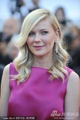 组图：邓斯特戛纳走秀紫红裙装简约亲切