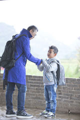 组图：《爸爸》林志颖遭灌酒 Kimi抱玩偶不撒手