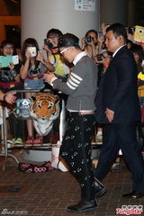 高清图：G-Dragon抵港 弃拐杖挥手耍酷