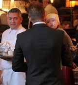 组图：小贝抱爱女现身纽约 可爱小七吐舌卖萌