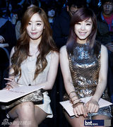 组图：韩星朴信惠与少时秀英等亮相首尔时装周