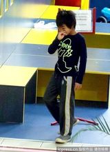 组图：朱莉抱希洛为万圣节扫货 孩子军团乐融融