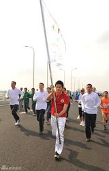 高清：黄晓明当选世博志愿者大使 挥旗领跑宣传世博