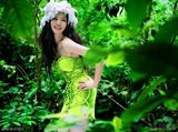 高清组图：韩雯雯化身绿色天使 大自然拍写真