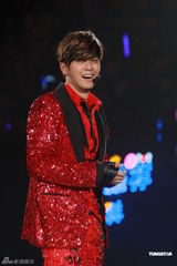 组图：罗志祥俏皮红衫红馆开唱 摔倒杨丞琳怀中