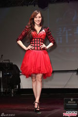 组图：许慧欣化身红天鹅开唱 男友亲临支持