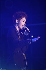 组图：李准基上海歌迷见面会身着汉服献唱