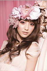 组图：佟丽娅最新春日写真 仿若徜徉幸福花海