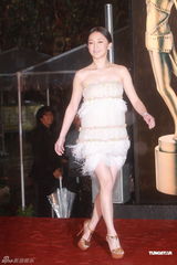 高清图：周迅超短低胸裙装现身 秀美腿夺人眼球