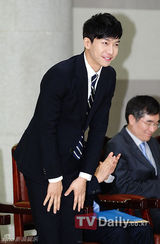 组图：韩星李胜基现身咨询活动 亲和笑容贴心