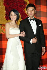 组图：黄小柔出嫁盼造人 穿低胸婚纱挽老公亮相