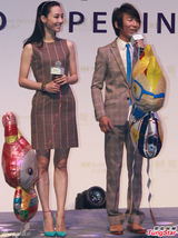 组图：白百何陈羽凡情侣装亮相 十指紧扣秀甜蜜