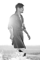 组图：赵会南拍时尚写真 军装皮草完美混搭