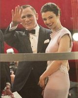 组图：英国皇室捧场007首映 克雷格突发不适