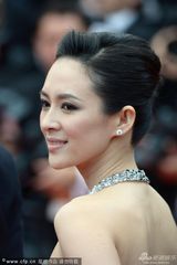 组图：章子怡灰墨裹胸裙走红毯妆容精致