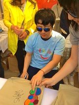 组图：李亚鹏丽江酒吧唱歌 抽烟心情放松