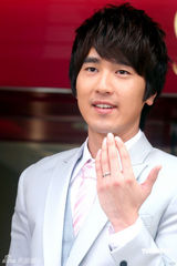 幻灯图：赵又廷代言挑战求婚戏码 诠释完美新郎