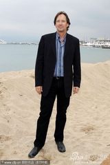 《灵魂冲浪》记者会 安娜索菲亚花短裙秀美腿(图)