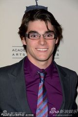 组图：《毒师》演员捧场提名酒会 安娜紫裙鲜艳