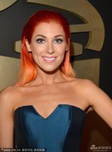 组图：歌手Bonnie McKee坠地蓝裙红发抢眼