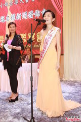 组图：黄夏蕙谷事业线现身 不让年轻佳丽专美