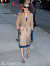 组图：斯嘉丽复古装现身街头宣传新片 红唇性感