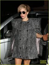 组图：Lady Gaga穿高科技衣服边走边吐泡泡