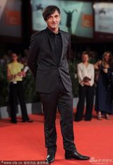 组图：《暴力小姐》首映 伊莱尼和导演暧昧对视