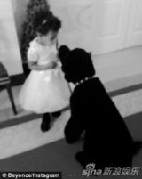 组图：碧昂斯一家白宫赴宴 JayZ吻女儿父爱满满