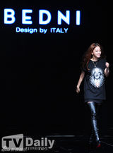 组图：韩艺瑟等女星出席品牌活动 捂嘴大笑