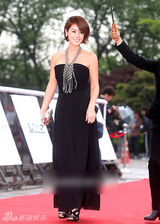 组图：金成玲抹胸黑裙典雅 配饰抢眼珠光宝气